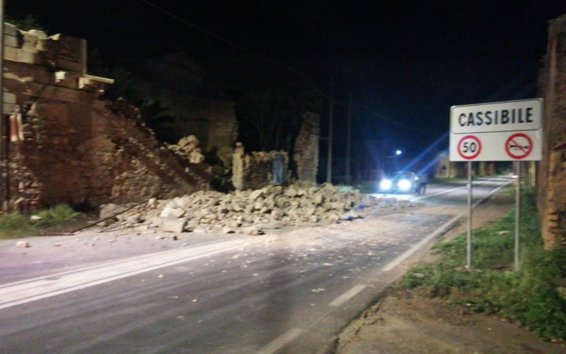 Cassibile, cede il muro di una casa diroccata: sassi in mezzo alla strada
