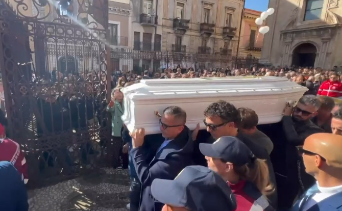 Lentini, gran folla e commozione ai funerali di Margaret Spada