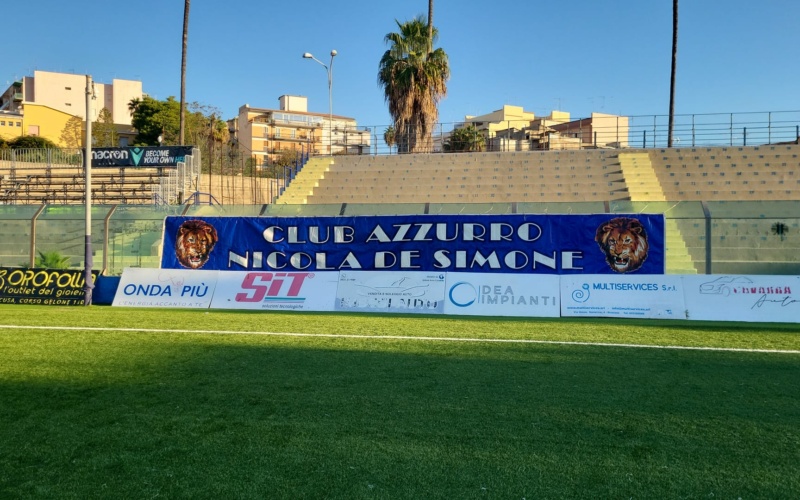 Esposto in gradinata lo striscione del club Nicola De Simone