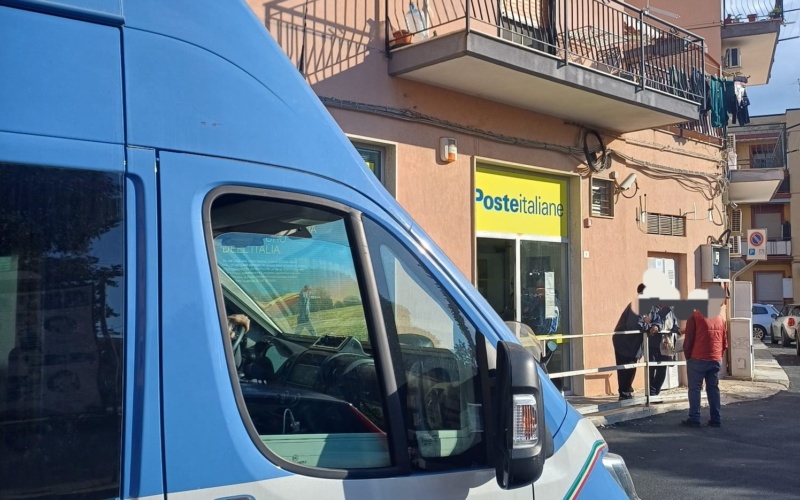Pensione sicure, camper della Polizia presidia gli uffici postali