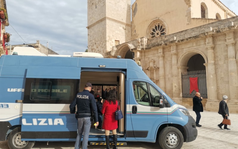 Danneggia l’auto di una donna: denunciato un nigeriano