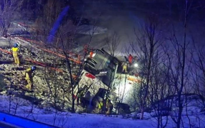 Maxi operazione di soccorso in Norvegia, bus precipita in mare con 60-70 persone a bordo