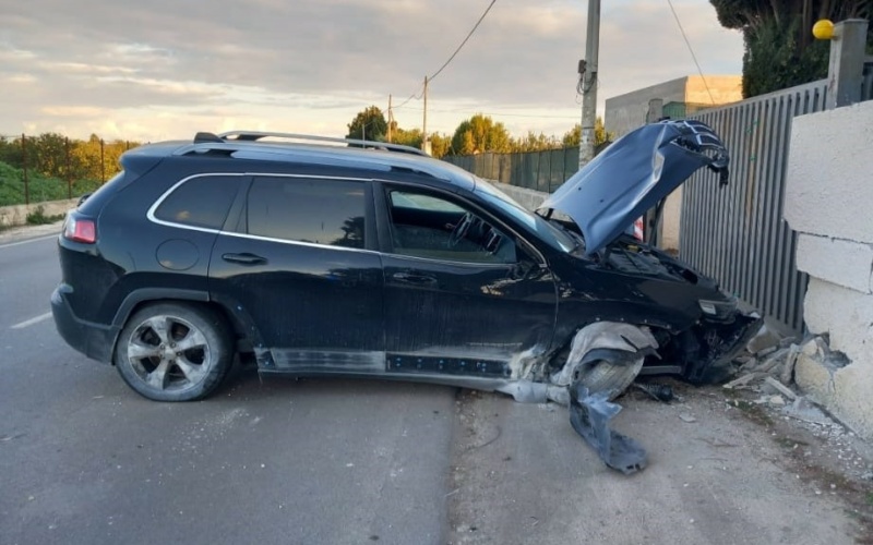 Al volante in stato di ebbrezza alcolica: col Suv si schianta contro un pilastro