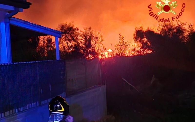 Vasto incendio all’Oasi del Simeto a Catania