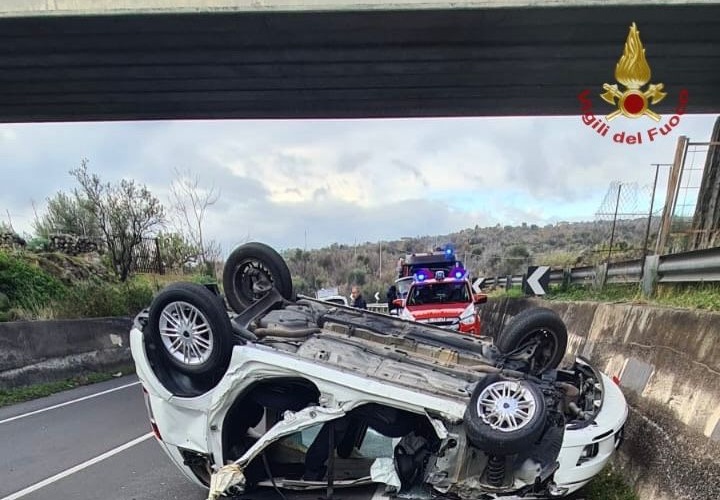 Biancavilla, auto contro un camion: un ferito