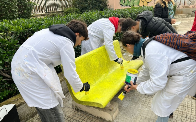 Siracusa – La Panchina Gialla contro il bullismo, domani inaugurazione in via Politi Laudien