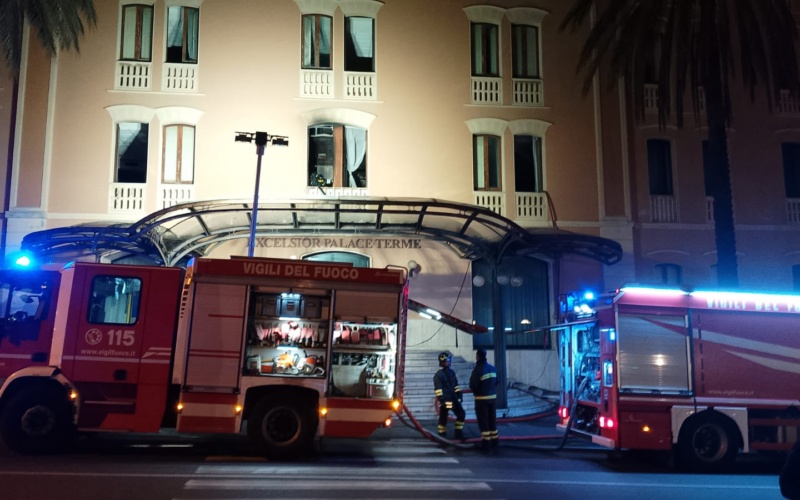 In fiamme un ex hotel ad Acireale