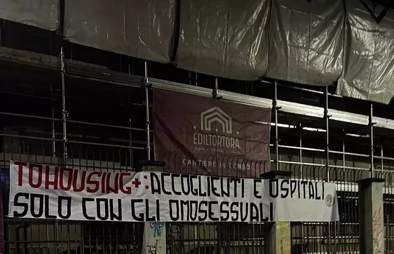 Striscione a Torino contro struttura, accoglienti e ospitali solo con gli omosessuali