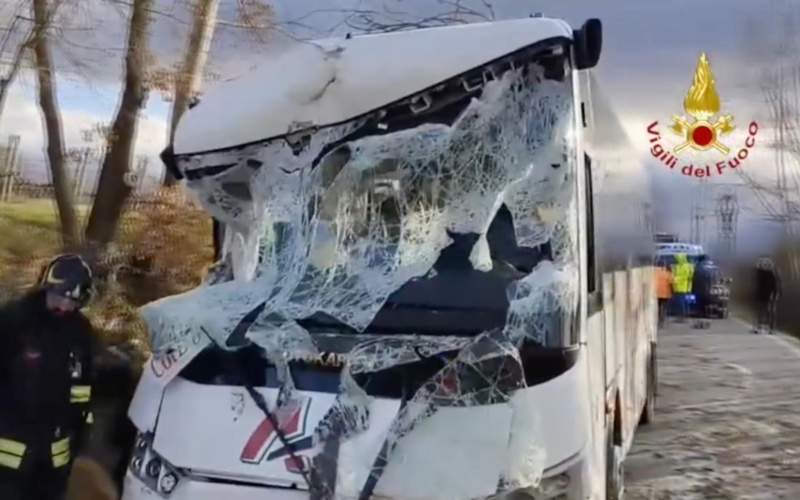 Toscana – Albero caduto su uno scuolabus nel fiorentino, a Rignano sull’Arno (Video)