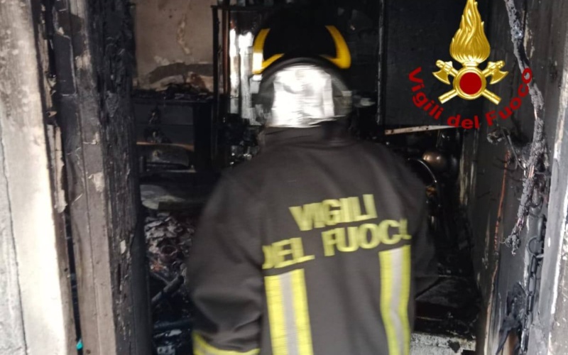 Incendio in un’abitazione a Riposto: donna salvata dall’intervento dei vicini