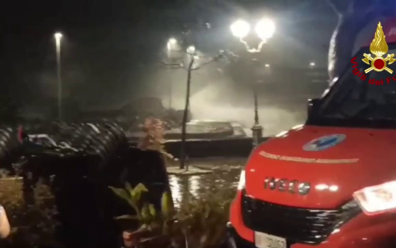 Maltempo – San Giovanni Li Cuti: crolla il muretto del molo -Video