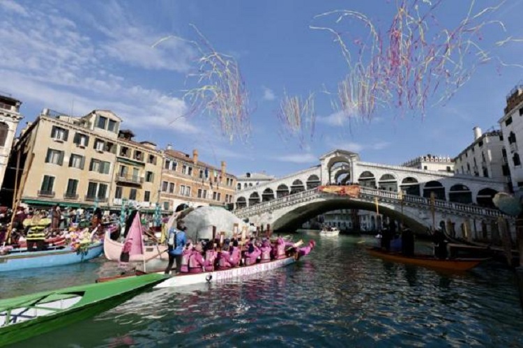 Carnevale di Venezia 2025: aperto il corteo acqueo della festa veneziana