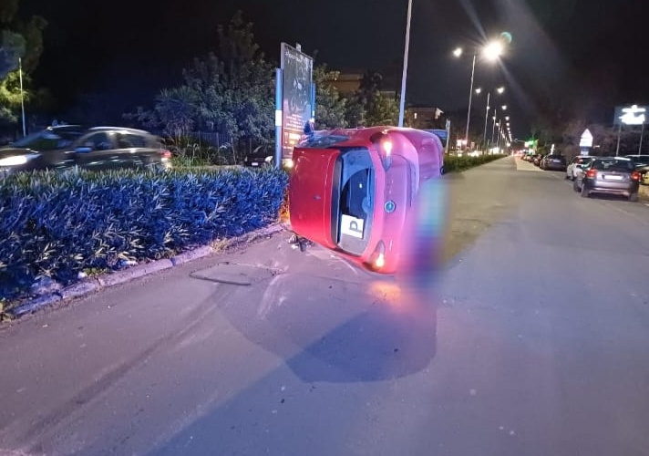 Auto si ribalta in viale Scala Greca dopo uno scontro: due feriti