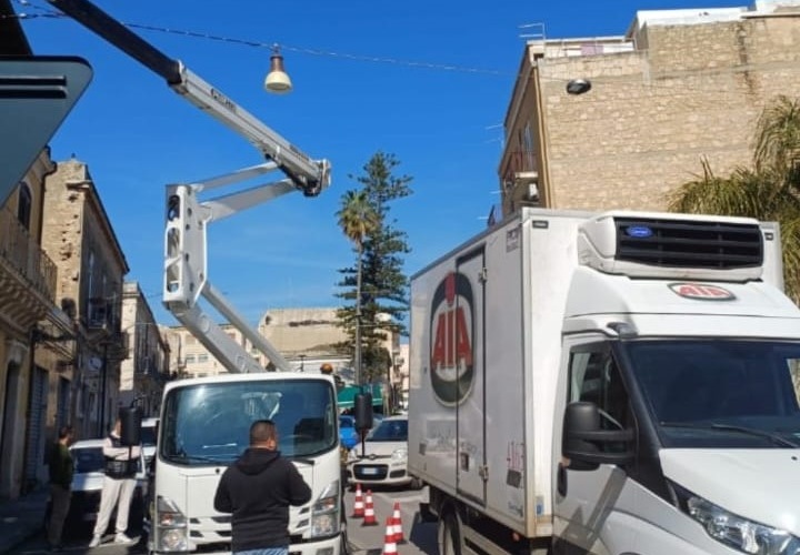 Morto dopo quattro giorni di agonia l’operaio precipitato dal cestello