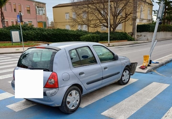 Siracusa, auto contro il cordolo della pista ciclabile