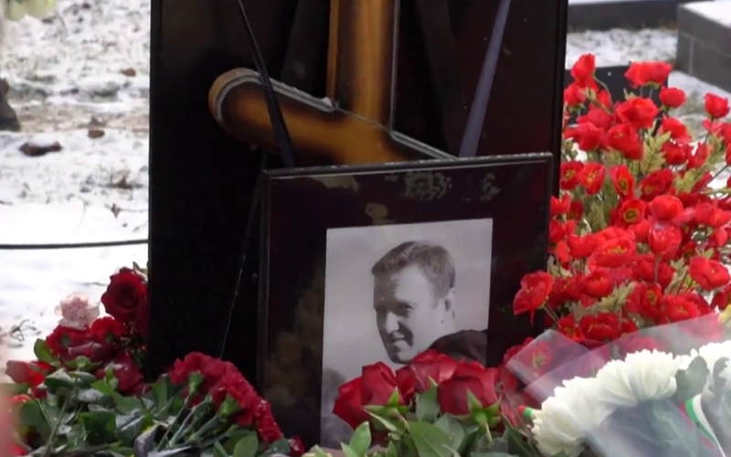 L’anniversario – Cittadini rendono omaggio alla tomba di Navalny a Mosca