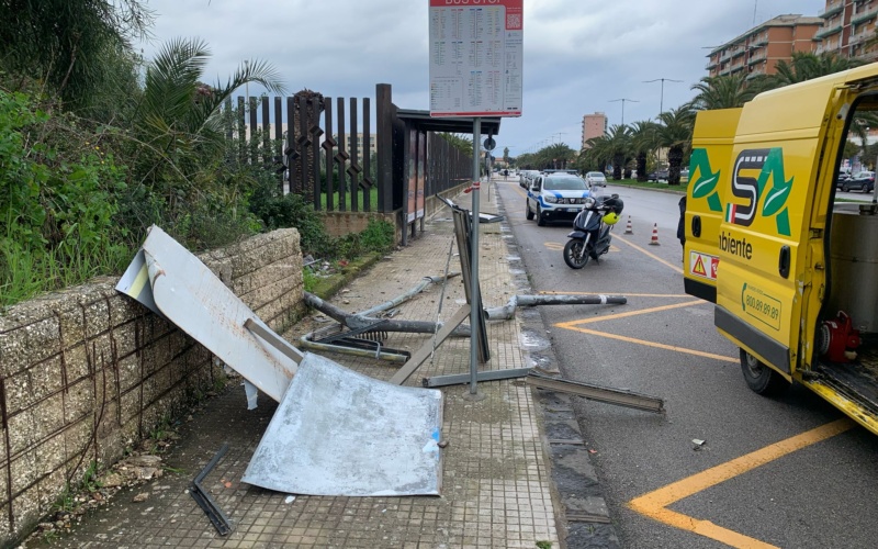 Siracusa – Un’automobile distrugge la pensilina della fermata bus