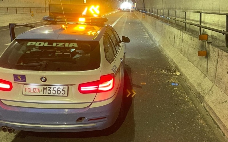 Agente della polstrada travolto e ferito da un auto in corsa