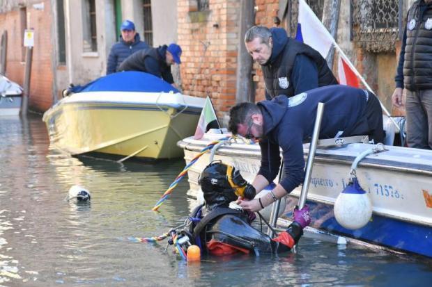 Domenica 16 febbraio una nuova immersione dei gondolieri sub: un’ordinanza regola il traffico acqueo