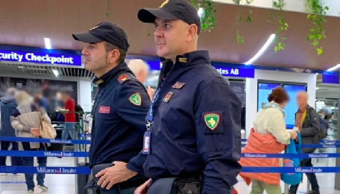 Milano: filmava minorenni nei bagni, bimba lo fa arrestare