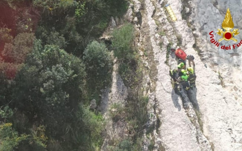 Colto da malore, soccorso da un elicottero dei vigili del fuoco