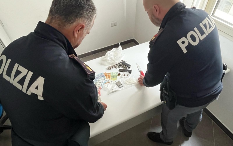 Avola, vedono i poliziotti e cercano di fuggire: arrestata una coppia, sequestrate armi e droga