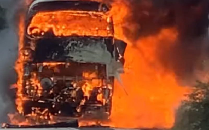 Autobus a fuoco sulla Maremonti: illesi conducente e passeggeri (VIDEO)