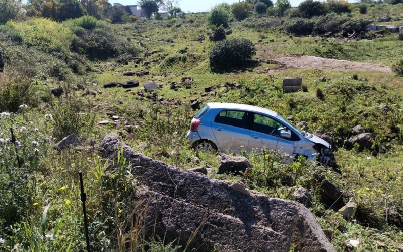 Viale Epipoli, auto finisce nella scarpata