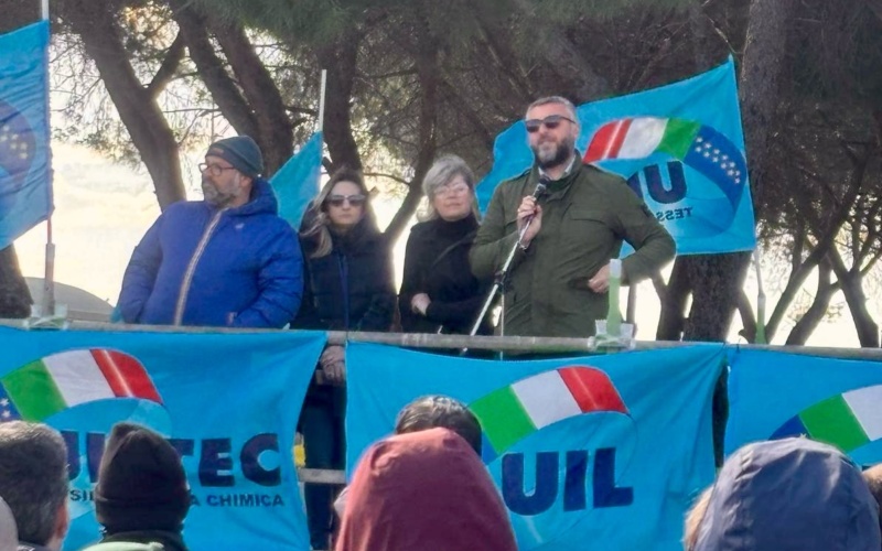 Assemblea sindacale nel polo industriale siracusano