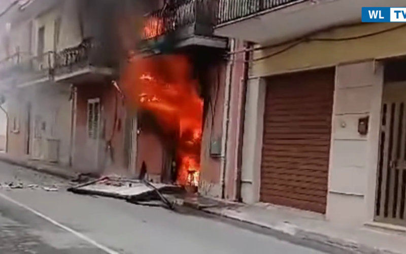Priolo, panico per un appartamento in fiamme, nessun ferito (video)