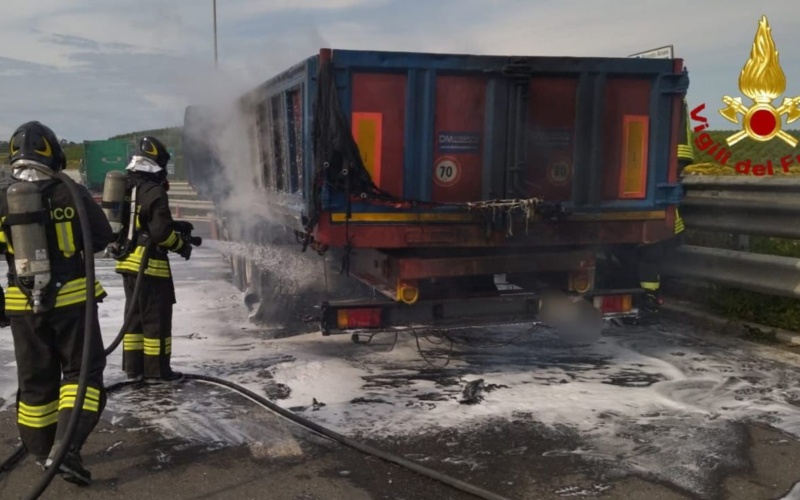 Lentini, camion prende fuoco per strada