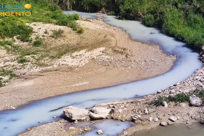 Allarme  – Acqua fiume agrigentino è bianca, indagano i carabinieri