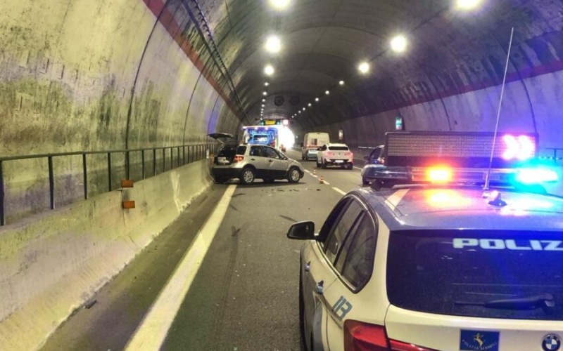Auto si ribalta in galleria: ferito il conducente
