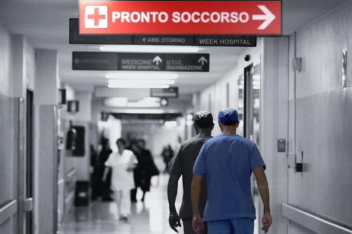 Infermiere colpito al volto con una bottiglia