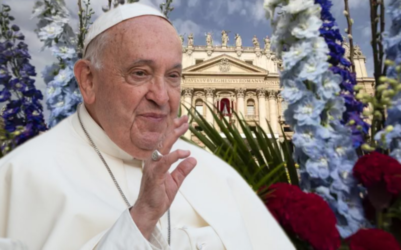 Vaticano – Folla di fedeli a piazza San Pietro tra dolore e incredulità