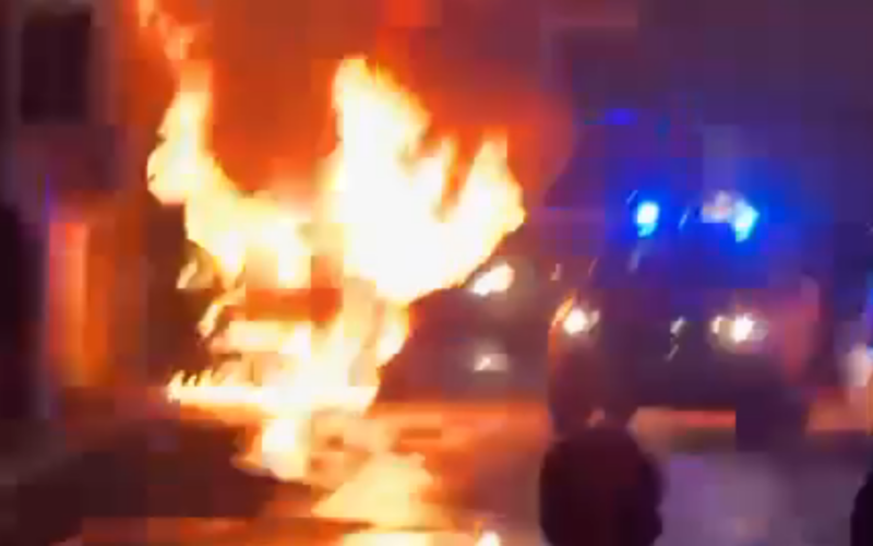 Auto in fiamme a Scoglitti (Video)