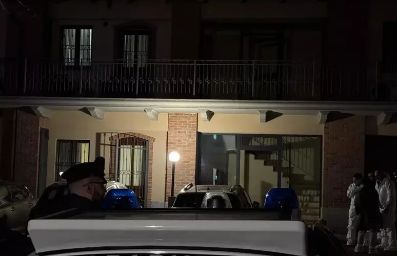 Uccide a coltellate una coppia di vicini e si suicida