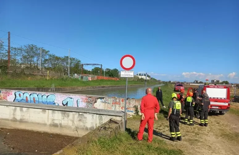 Un ventenne è scomparso in un canale
