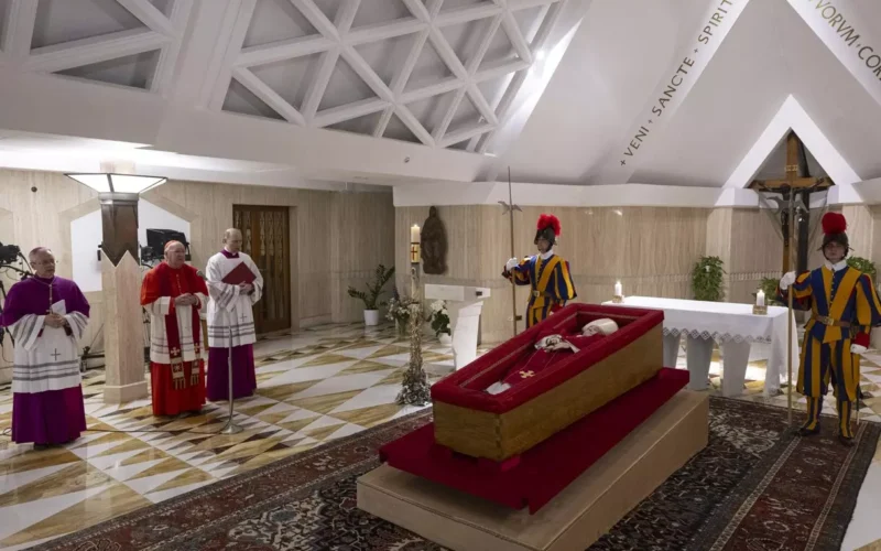 Il Papa nella bara con la casula rossa I funerali sabato alle 10 a San Pietro