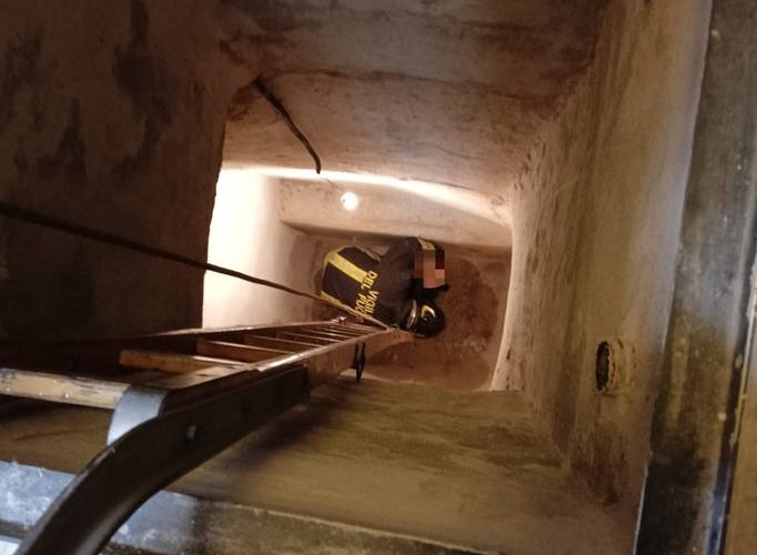 Bimbo di 6 anni cade in una cisterna vuota, salvato dai Vigili del fuoco