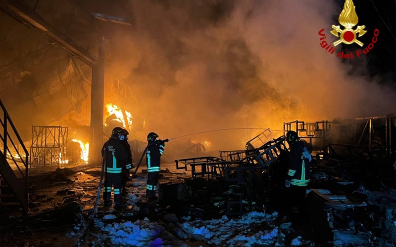Umbertide, sotto controllo incendio fabbrica materiale plastico (Foto)