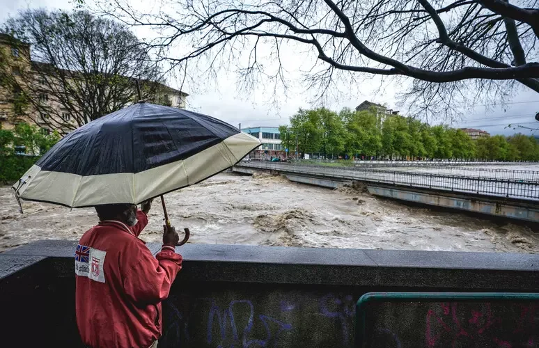 Maltempo, intrappolato dall’acqua in casa: uomo muore annegato
