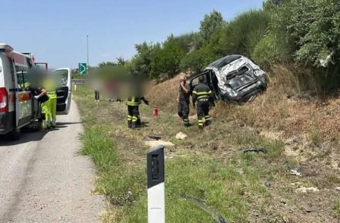 Auto finisce fuori strada sulla A18 tra Noto e Rosolini: morta una donna