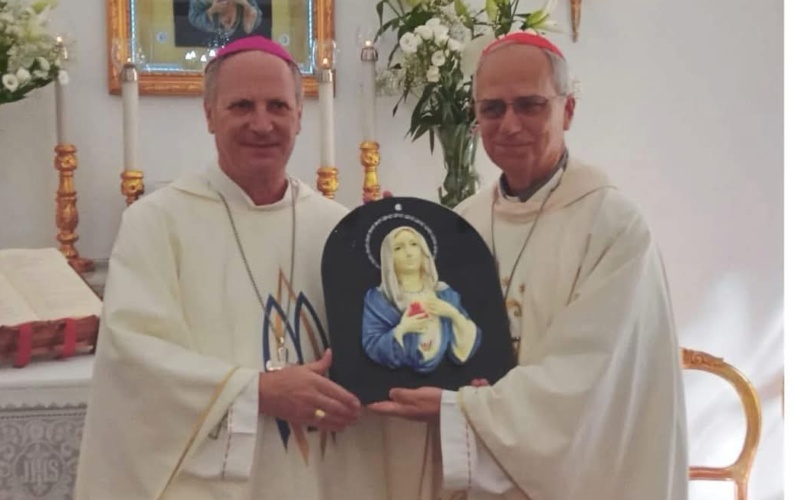 Il cardinale Prevost in preghiera alla Basilica della Madonna delle lacrime