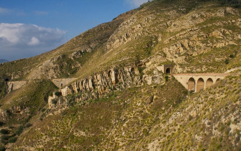 Passeggiata per la ferrovia di Assoro nel borgo dello zolfo