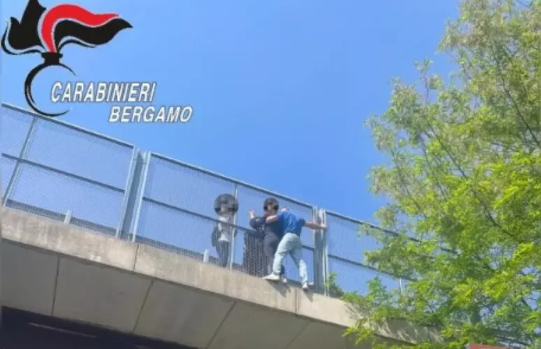 Carabiniere salva donna che stava per buttarsi nel vuoto
