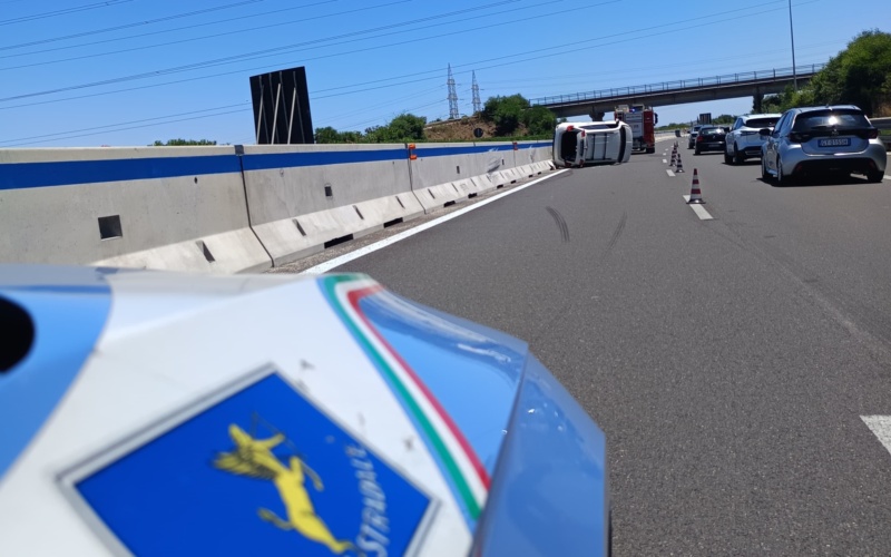 Auto si ribalta in autostrada: ferito il conducente