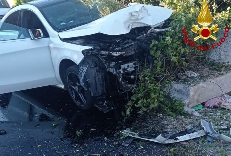 Auto contro un muro: ferito il conducente