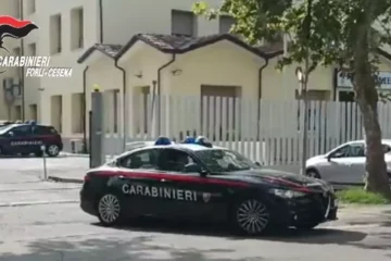 Carabiniere aggredito con un coltello spara per difendersi: due feriti
