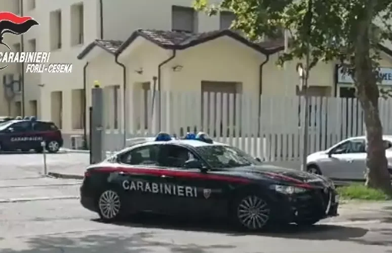 Carabiniere aggredito con un coltello spara per difendersi: due feriti
